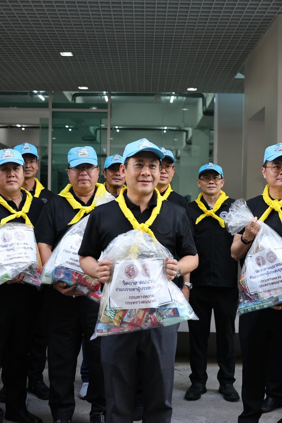 กรมทางหลวงทั่วประเทศผนึกกำลังเต็มอัตรา! อธิบดีฯ ปล่อย "คาราวาน 10,000 ถุงยังชีพ" และเครื่องจักรหนัก ลุยช่วยน้ำท่วมหาดใหญ่ ควบ